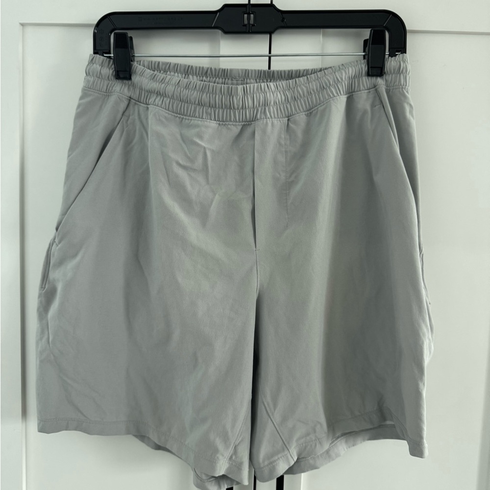 Lululemon men’s pace breaker shorts size Large, 7 inch lineless